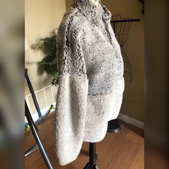 Two Tone Relaxed Fit Sherpa Pullover Top - Picture 6 of 8